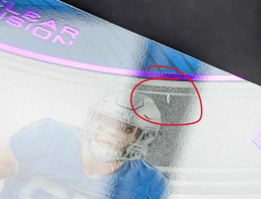 Ein silberner footballhelm mit glänzender oberfläche und sichtbarem gesichtsschutz auf der aidan hutchinson 2022 panini chronicles clear vision rookies purple 16 von 49 karte