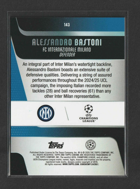 Blau-schwarze sporthandelskarte von alessandro bastoni fc internazionale milano topps chrome uefa 2025-26 purple x-fractor