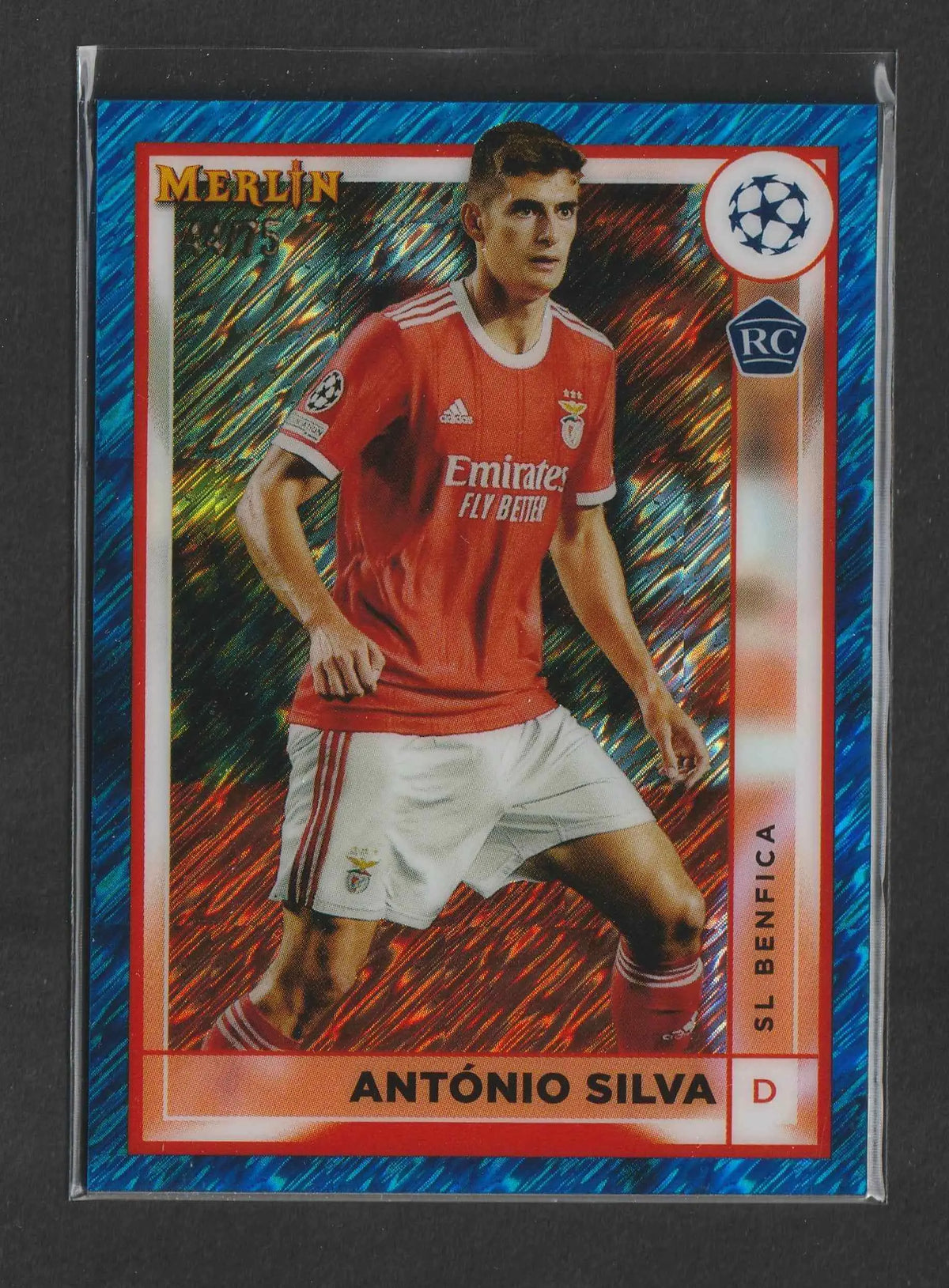 António Silva 2022-23 Topps Merlin UEFA Club Competitions karte zeigt rotes und weißes adidas fußballtrikot mit emirates fly better logo
