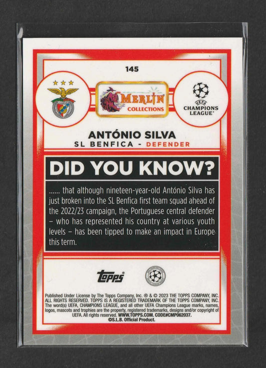 Rote und weiße fußball trading card von antónio silva sl benfica in transparenter schutzhülle 2022-23 topps merlin uefa