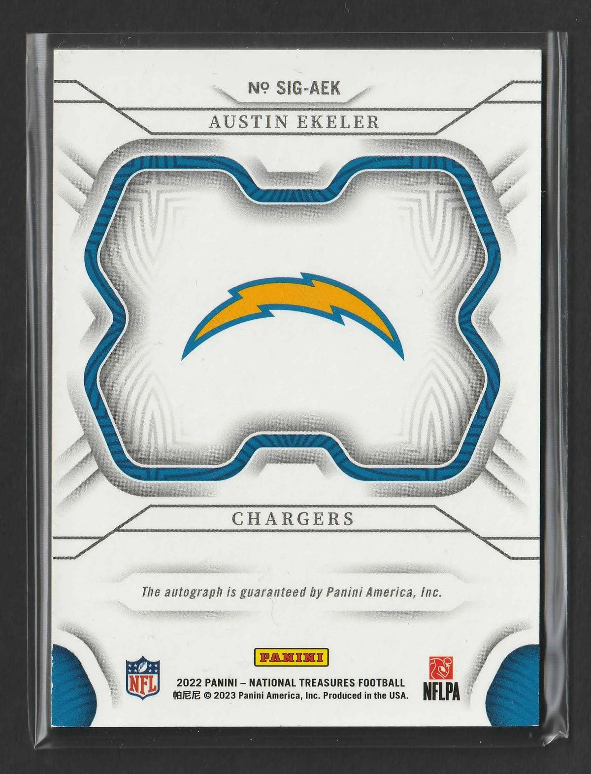 Weiße und blaue san diego chargers football trading card mit gelbem blitzlogo, signiert von austin ekeler, 2022 panini national treasures