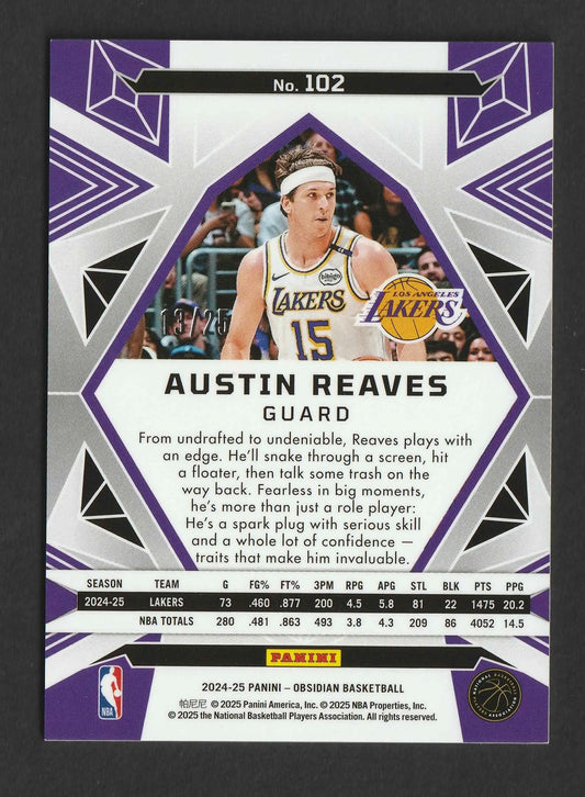 Purple und silber geometrisches basketball-trading-card featuring austin reaves in weißem lakers-trikot nummer 15