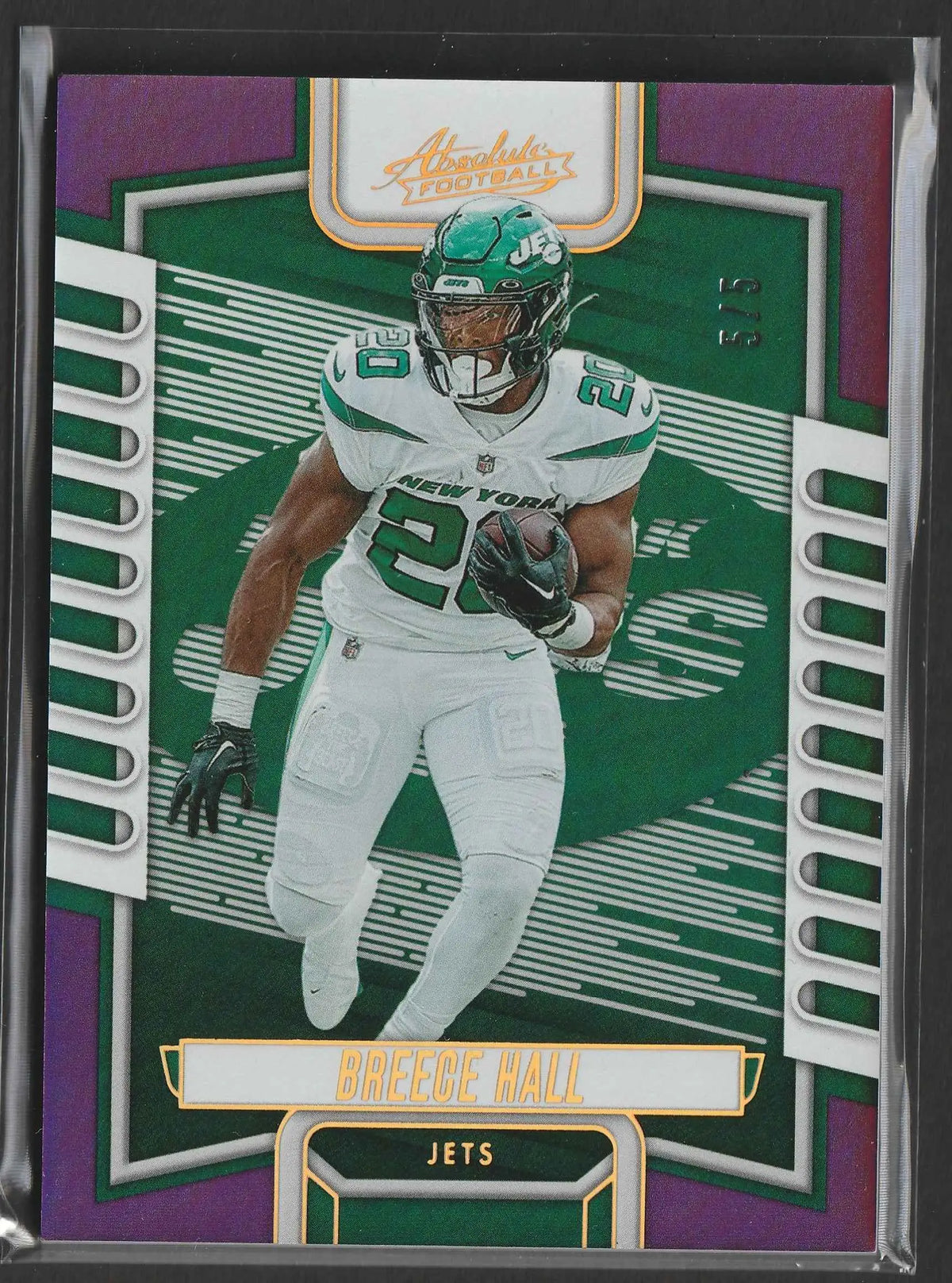 Grün-weiße new york jets football trading card mit spieler breece hall in aktion 2023 panini absolute purple spectrum 5/5 #38