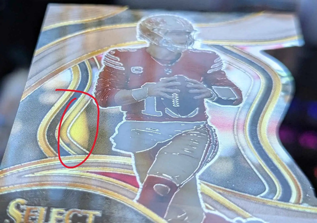 Ein schimmernder gold- und silber holografischer football trading card von brock purdy in einem kastanienfarbenen trikot nummer 12