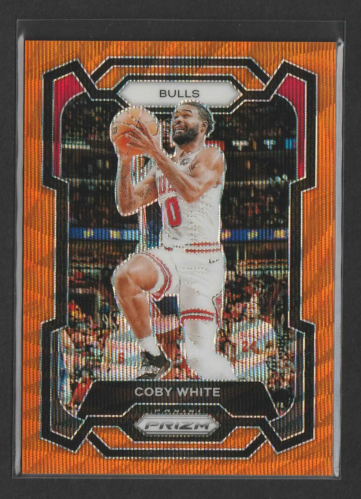 Orange und schwarz prizm basketball trading card mit coby white im weißen chicago bulls trikot 2023-24 panini prizm