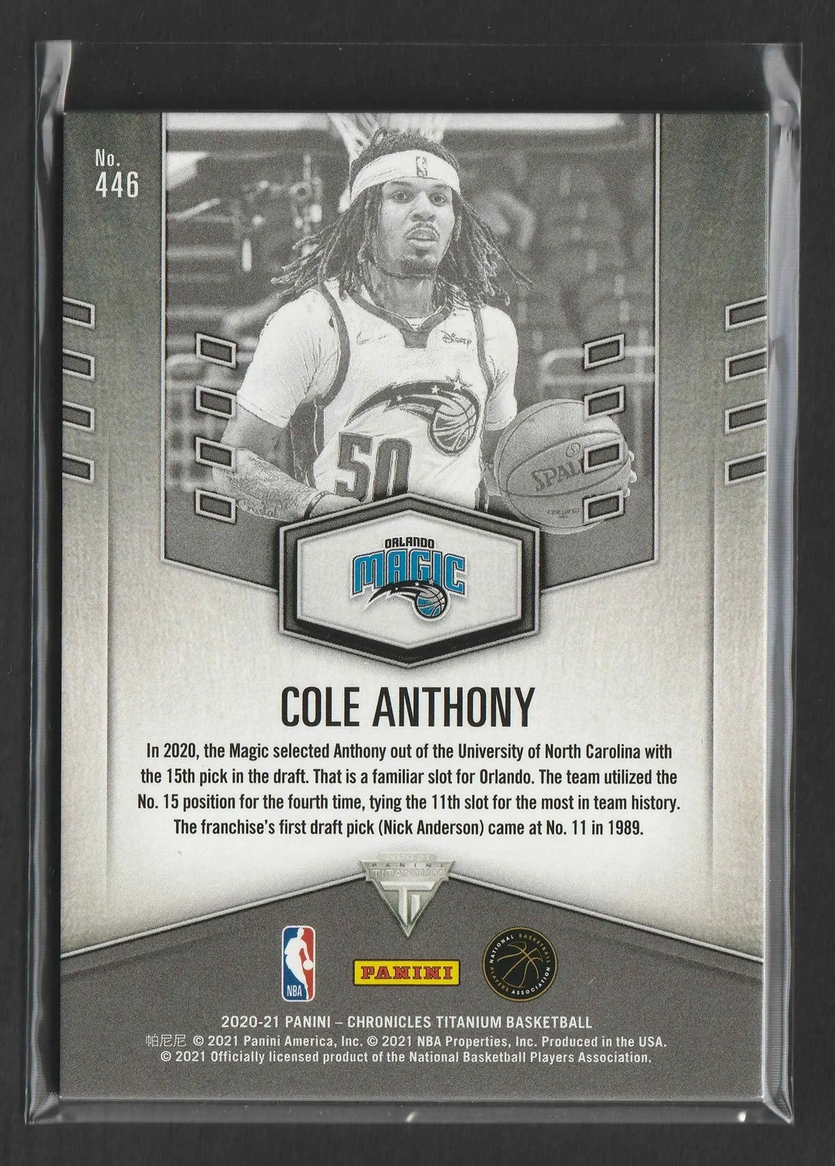 Silberner und schwarzer cole anthony basketball trading card in orlando magic trikot mit spalding ball 2020-21 panini chronicles titanium 13 von 20 rc 446