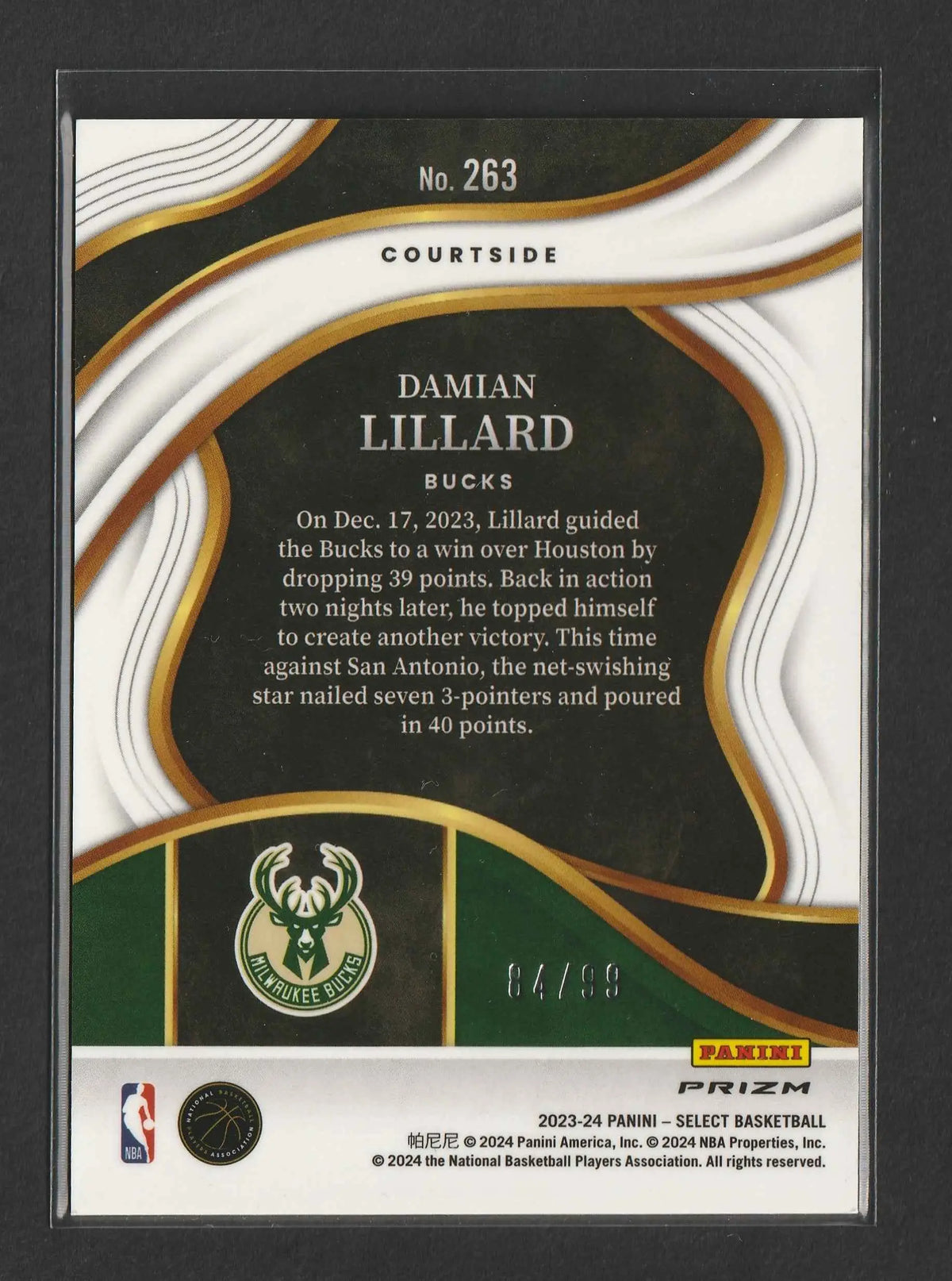 Dies ist eine schwarz weiße und goldene panini prizm basketball sammelkarte von damian lillard von den milwaukee bucks