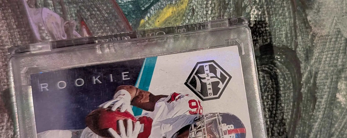 Ein Darius Slayton 2019 Panini Limited football rookie patch 5 von 5 card mit weißer uniform und roten handschuhen in schutzhülle
