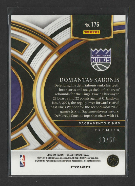 Schwarze und goldene basketball trading card von domantas sabonis mit geometrischem design aus panini select 2023-24
