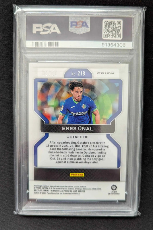 Blauweißes fußball-sammelkarte mit enes ünal in blauem trikot in klarem psa schutzhülle enes ünal 2022-23 panini chronicles la liga gold 01/10 getafe psa 10