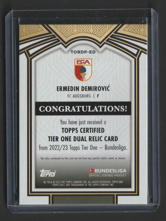 Silberner und schwarzer rahmen topps certified tier one dual relic karte von ermedin demirović fc augsburg mit goldprägung