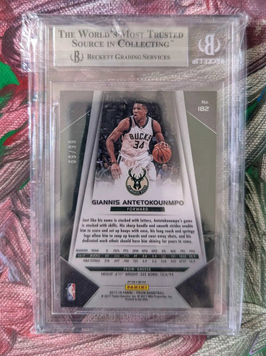 Dies ist eine bewertete 2017-18 panini prizm basketball trading card von giannis antetokounmpo im milwaukee bucks jersey