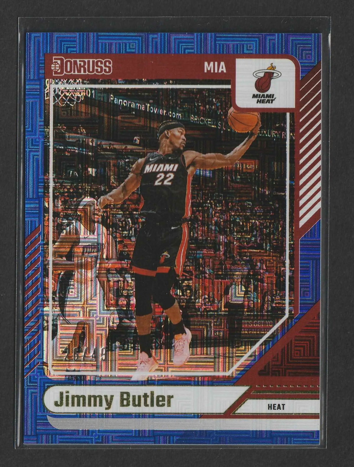 Blue und rote geometrisch gemusterte trading card von jimmy butler in schwarzem miami heat jersey nummer 22