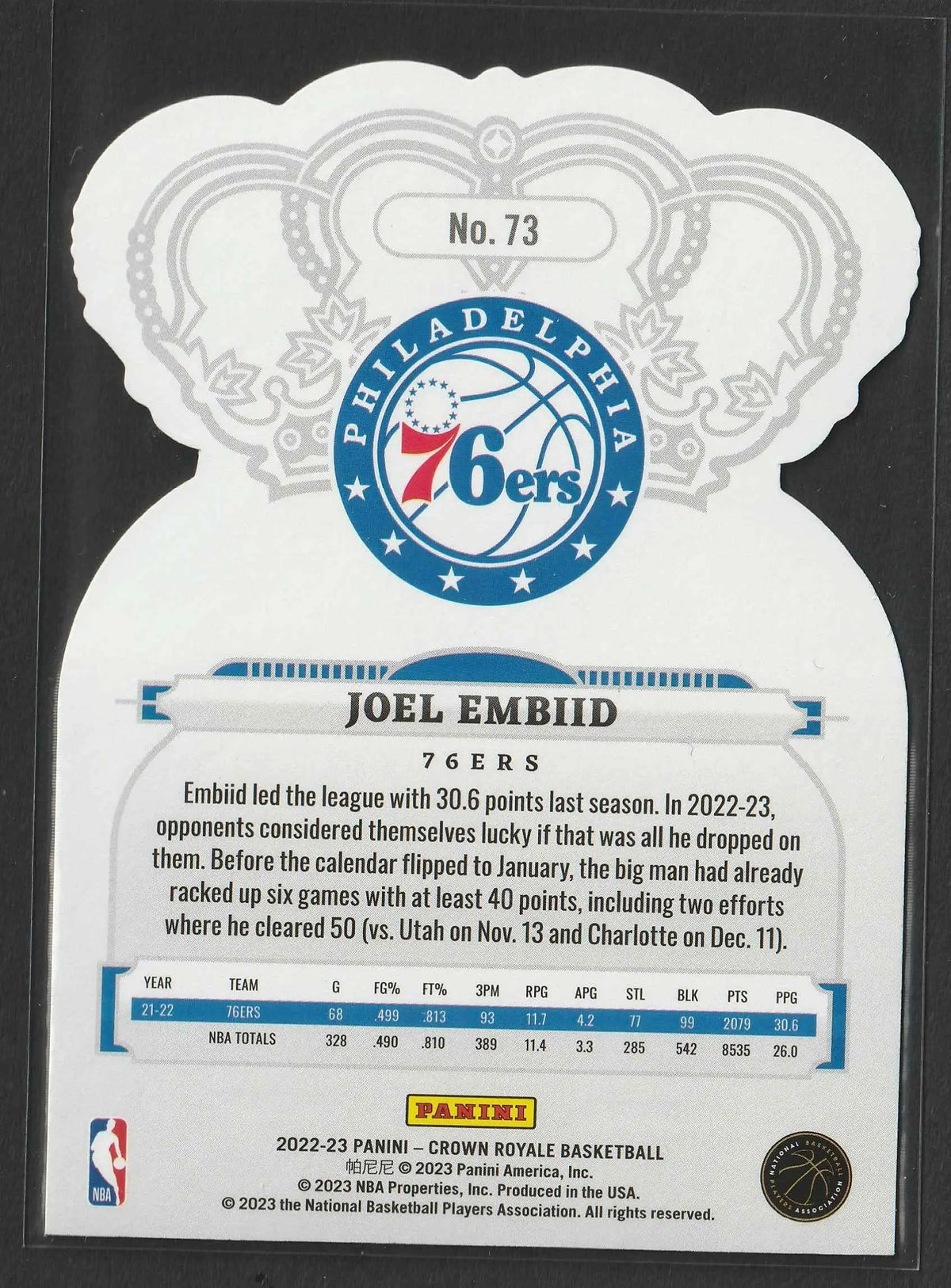 Philadelphia 76ers joel embiid basketball trading card 2022-23 panini crown royale mit weiß-blauem design und silbernen kronenakzenten