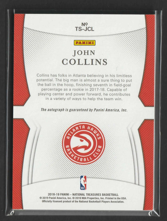 Dies ist eine rote und weiße panini 2018-19 national treasures basketball trading card mit john collins von den atlanta hawks