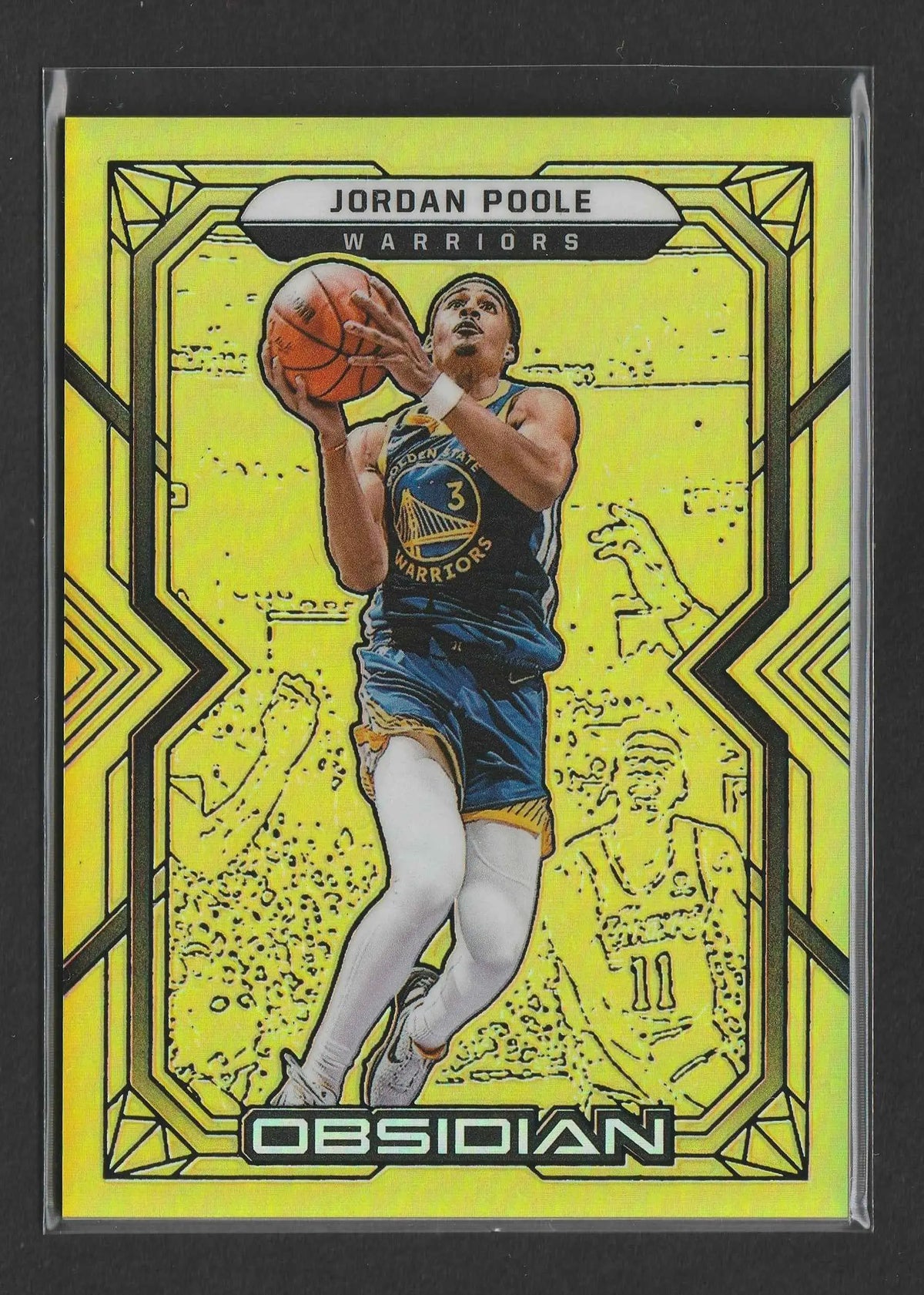 Gelbe und schwarze geometrisch umrandete basketball-sammelkarte jordan poole in blauem golden state warriors-trikot nummer 3 mit orangefarbenem ball