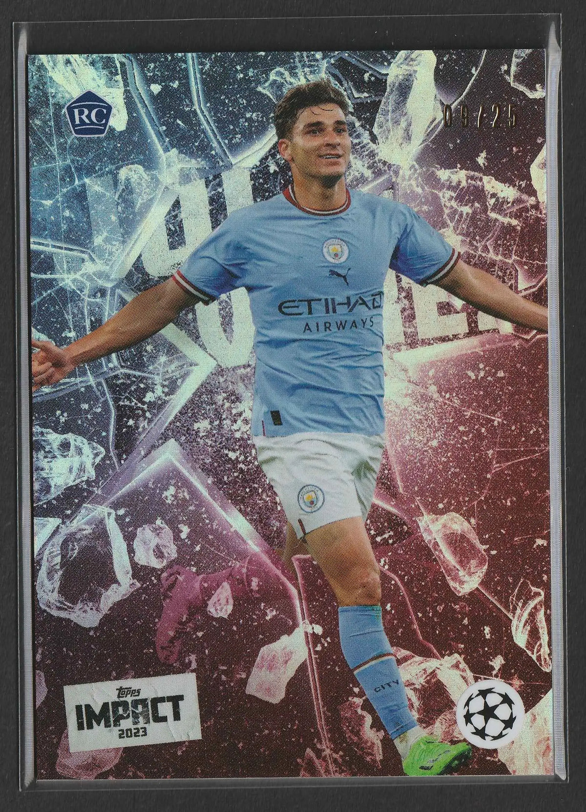 Julián álvarez 2023 topps impact uefa club competitions purple fußballkarte mit manchester city spieler im hellblauen trikot