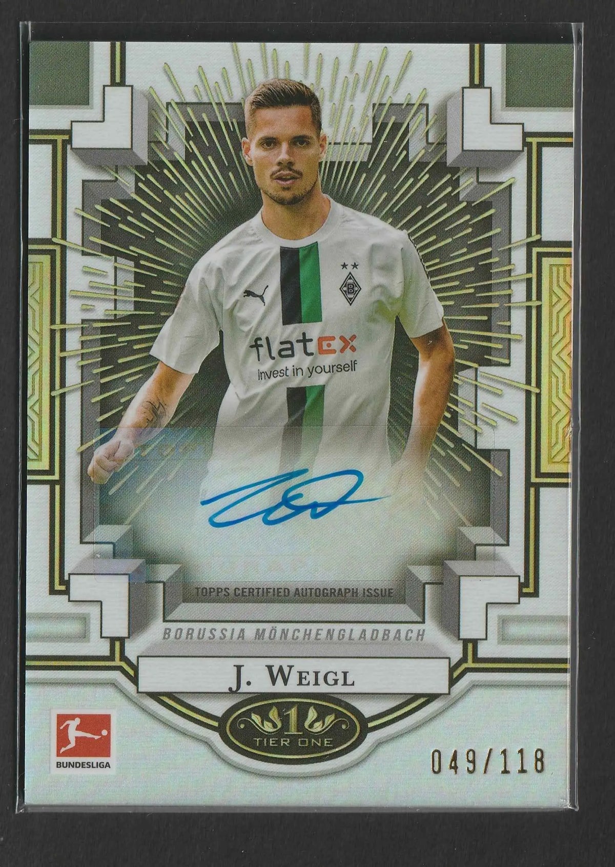 Ein signiertes fußball-tradingcard von julian weigl aus der 2022-23 topps tier one bundesliga xplosion autographs serie