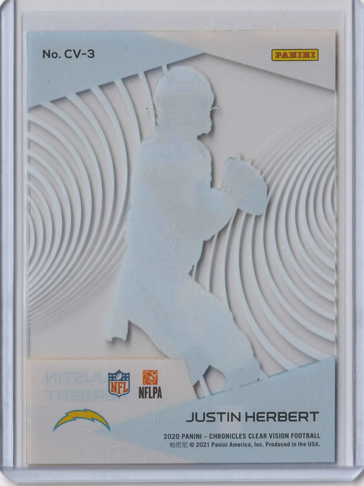 Weiße ausgeschnittene silhouette eines footballspielers auf justin herbert 2020 panini chronicles clear vision rookie karte cv-3