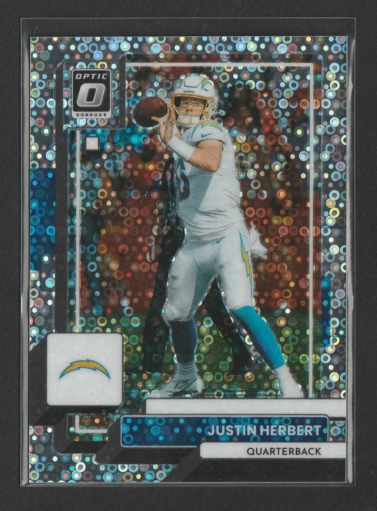 Holografische trading card von justin herbert in weißem und blauem chargers uniform nummer 10 panini donruss optic