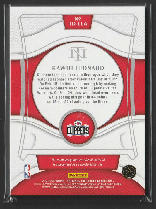 Roter und weißer kawhi leonard basketball-sammelkarte mit rundem clippers-logo aus der national treasures threads 22/23 serie