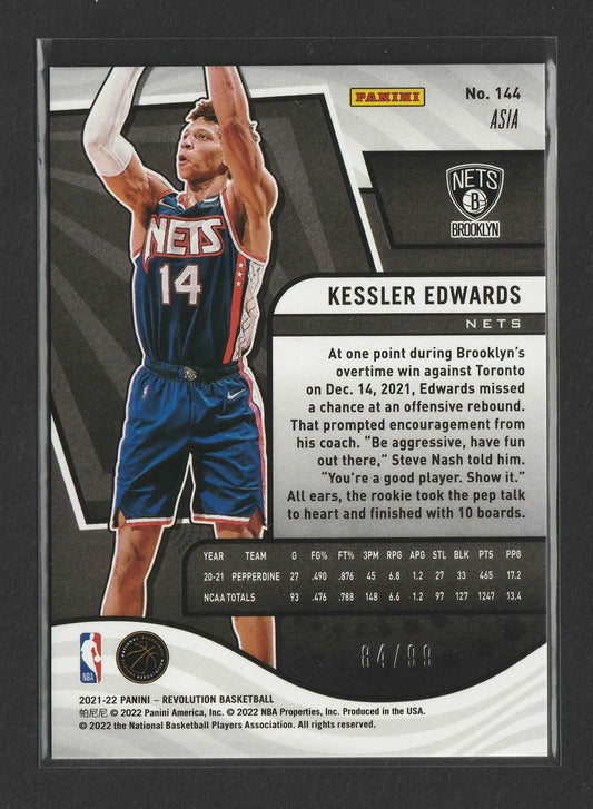 Dies ist eine 2021-22 panini revolution basketball trading card von kessler edwards im blauraoten brooklyn nets trikot nummer 14