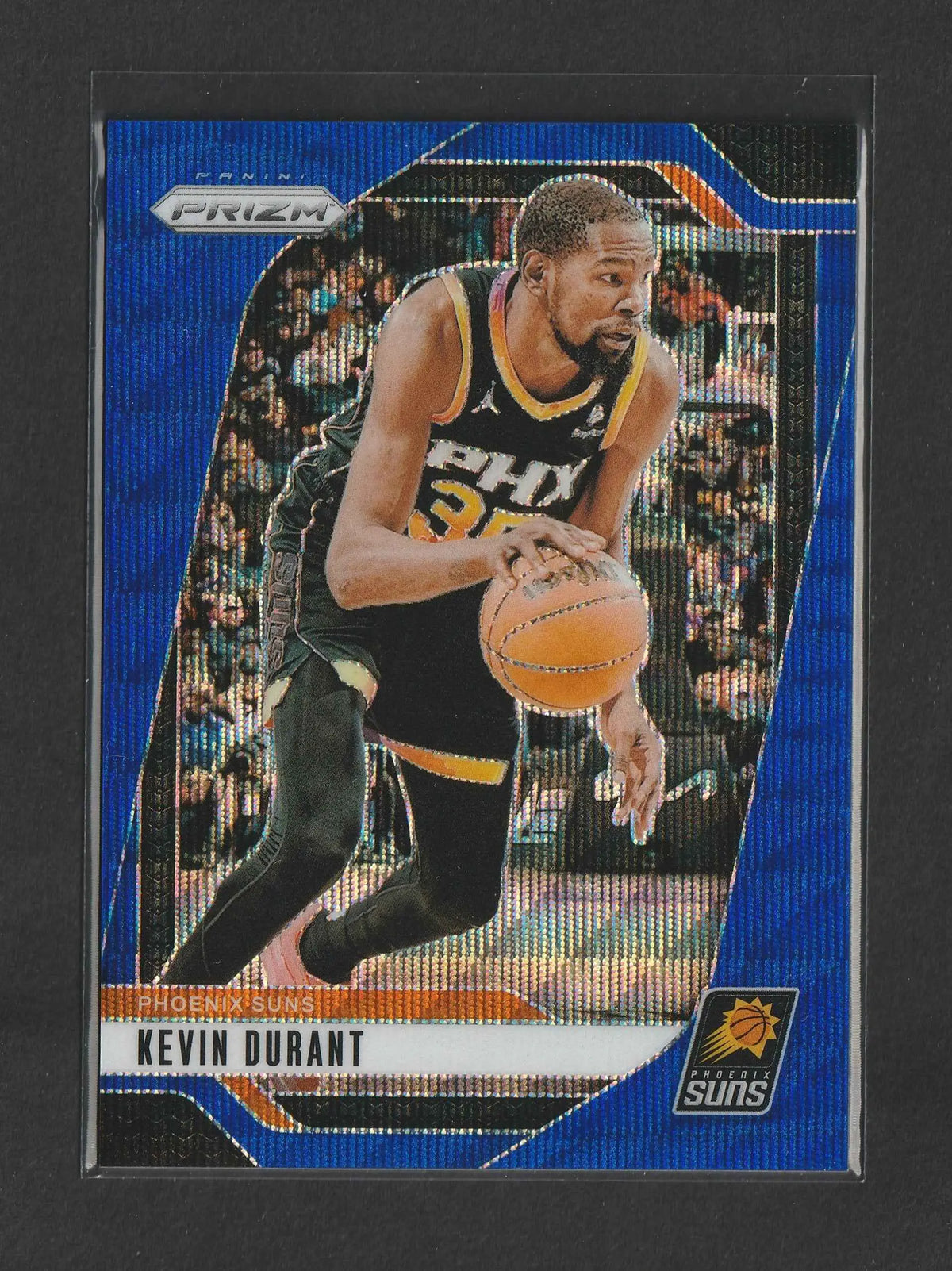 Kevin durant 2024-25 panini prizm blue wave basketball trading card zeigt ihn im schwarzen und gelben phoenix suns trikot mit orangefarbenem ball