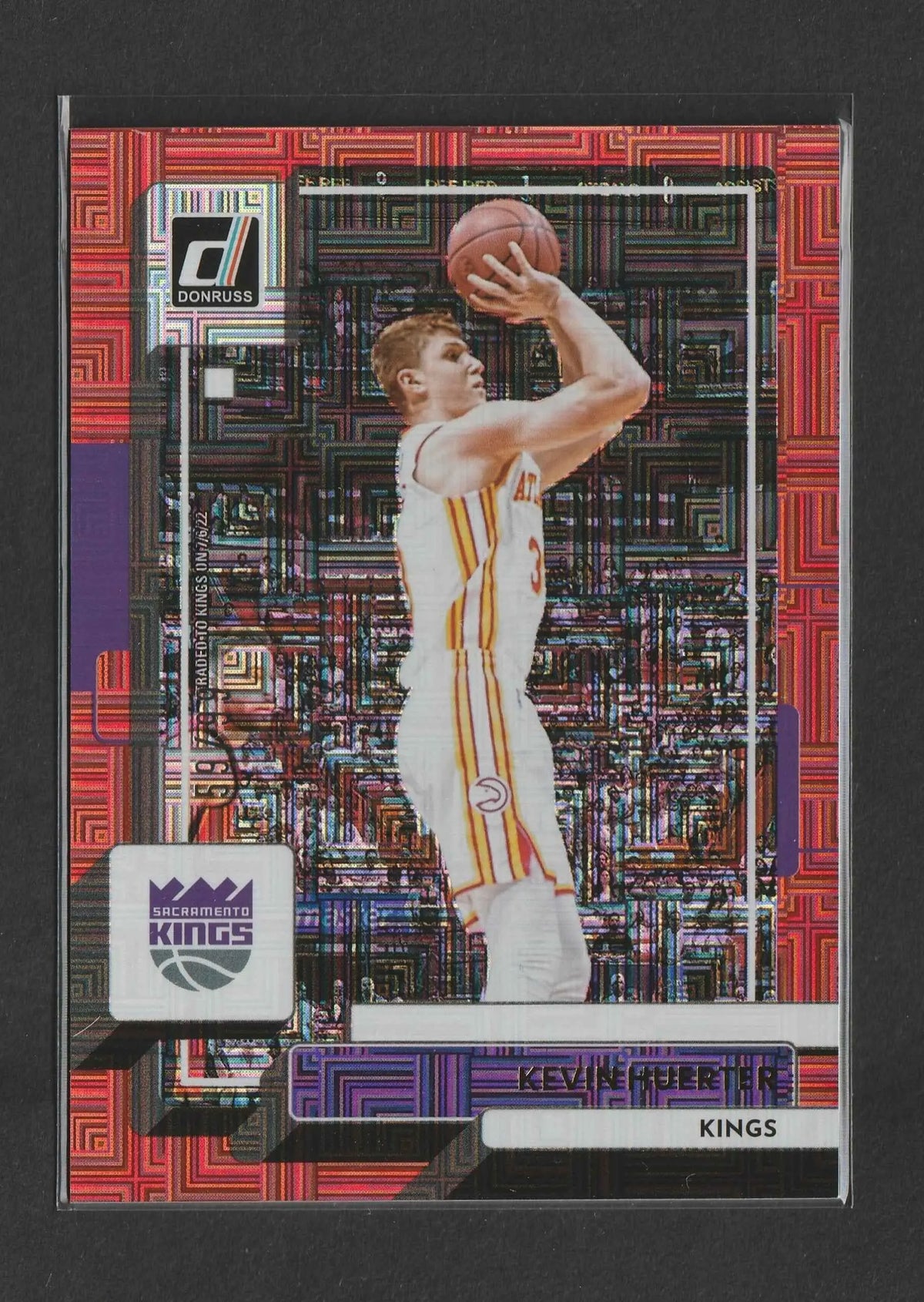 Ein roter und lila geometrisch gemusterter basketball trading card zeigt kevin huerter in einem weißen donruss-trikot