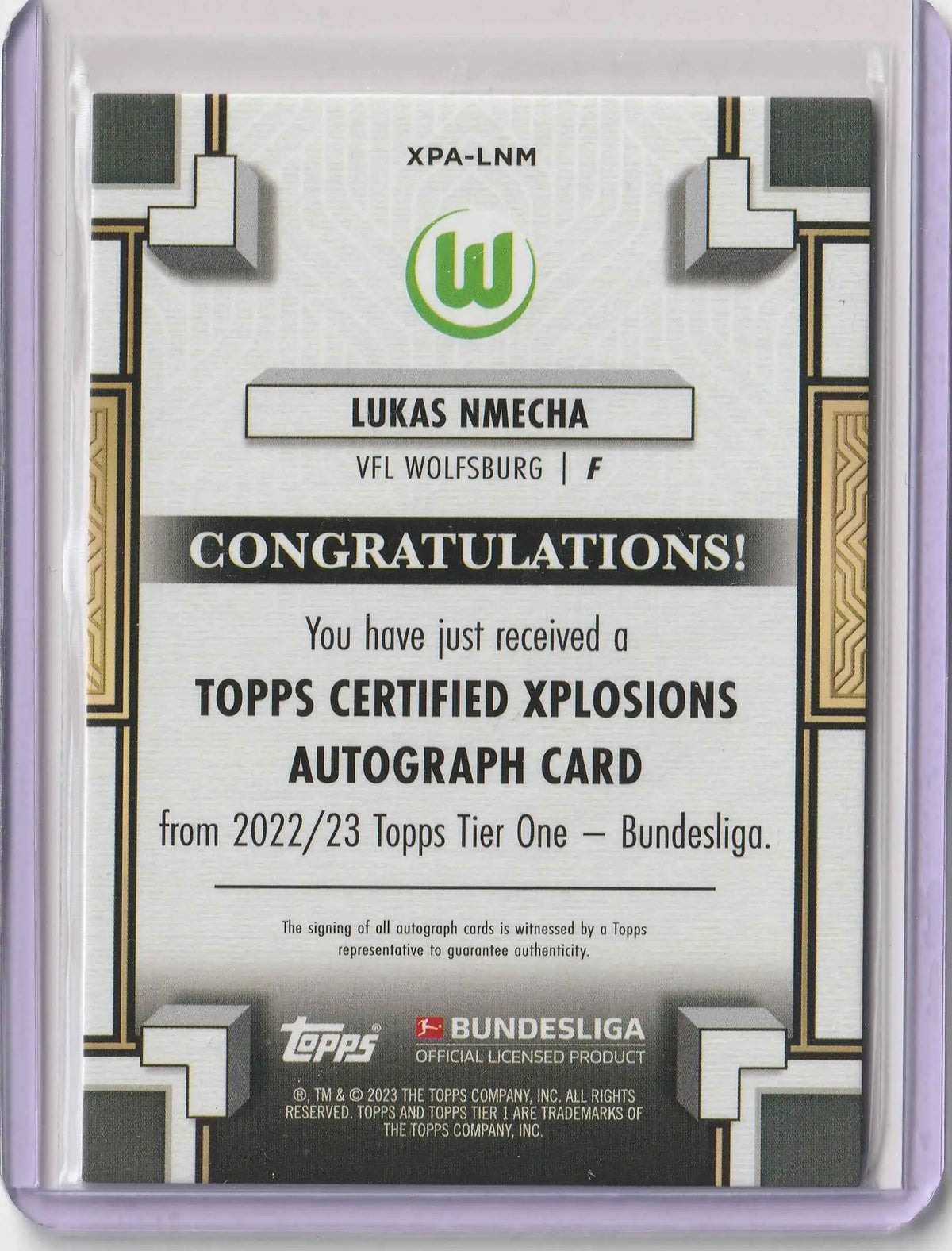 Silberne und schwarze topps certified xplosions autograph karte von lukas nmecha vfl wolfsburg im schutzetui