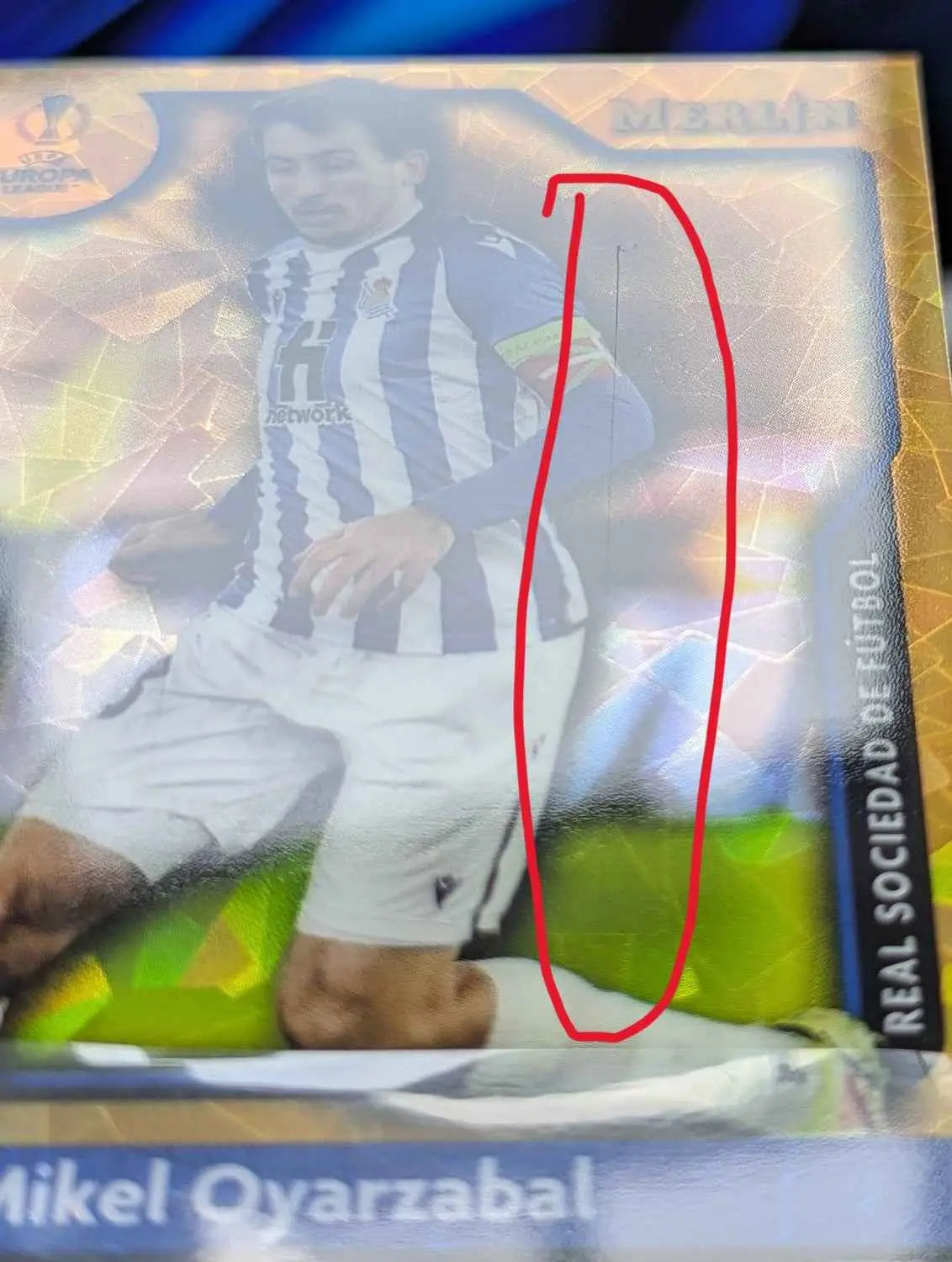 Ein glänzender holografischer mikel oyarzabal fußball trading card in schwarz-weiß gestreiftem trikot aus der topps merlin chrome ucl gold atomic refractor sammlung 2021/22 nummer 37 von 50