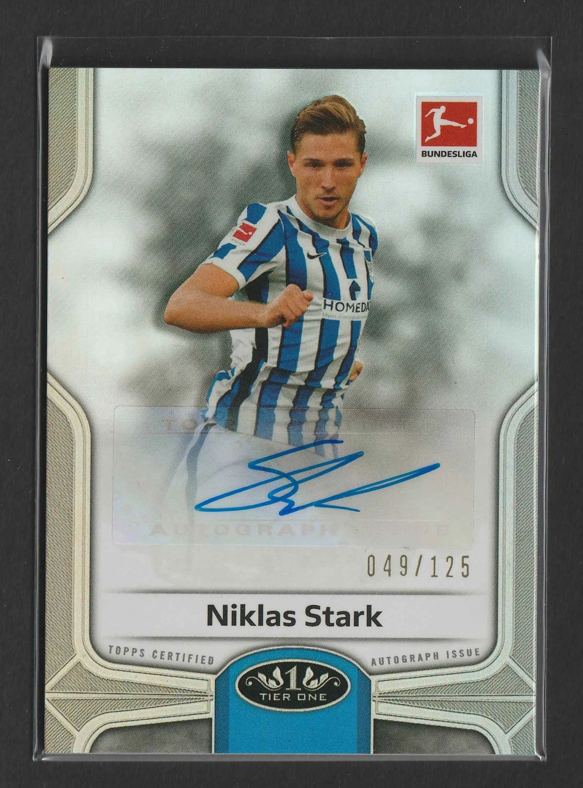 Blau weiß gestreiftes soccer trikot mit homed sponsor logo getragen von niklas stark auf 2021 topps tier one bündesliga break out auto karte