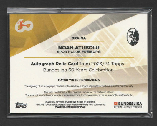 Dies ist eine gold-weiße autograph relic karte von topps mit noah atubolu für die 60 jahre bundesliga feier