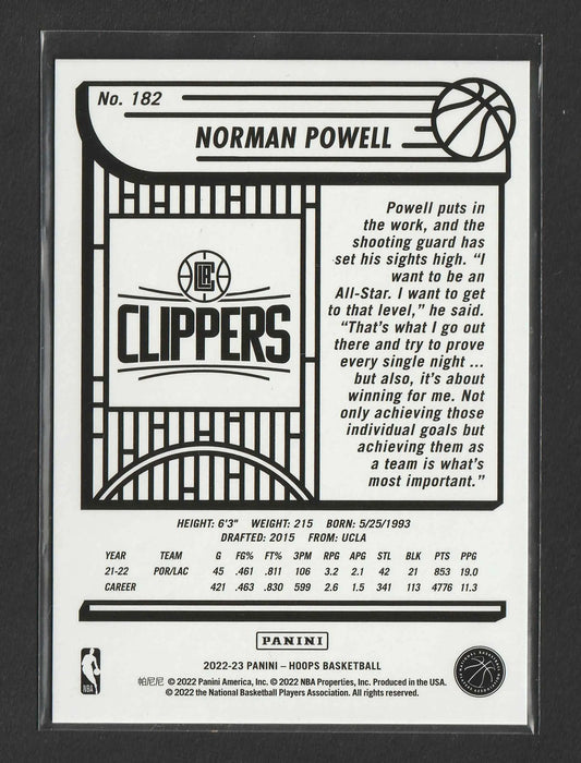 Schwarz-weiße basketball-sammelkarte von norman powell clippers 2022-23 panini nba hoops blue explosion 51/59 nr 182