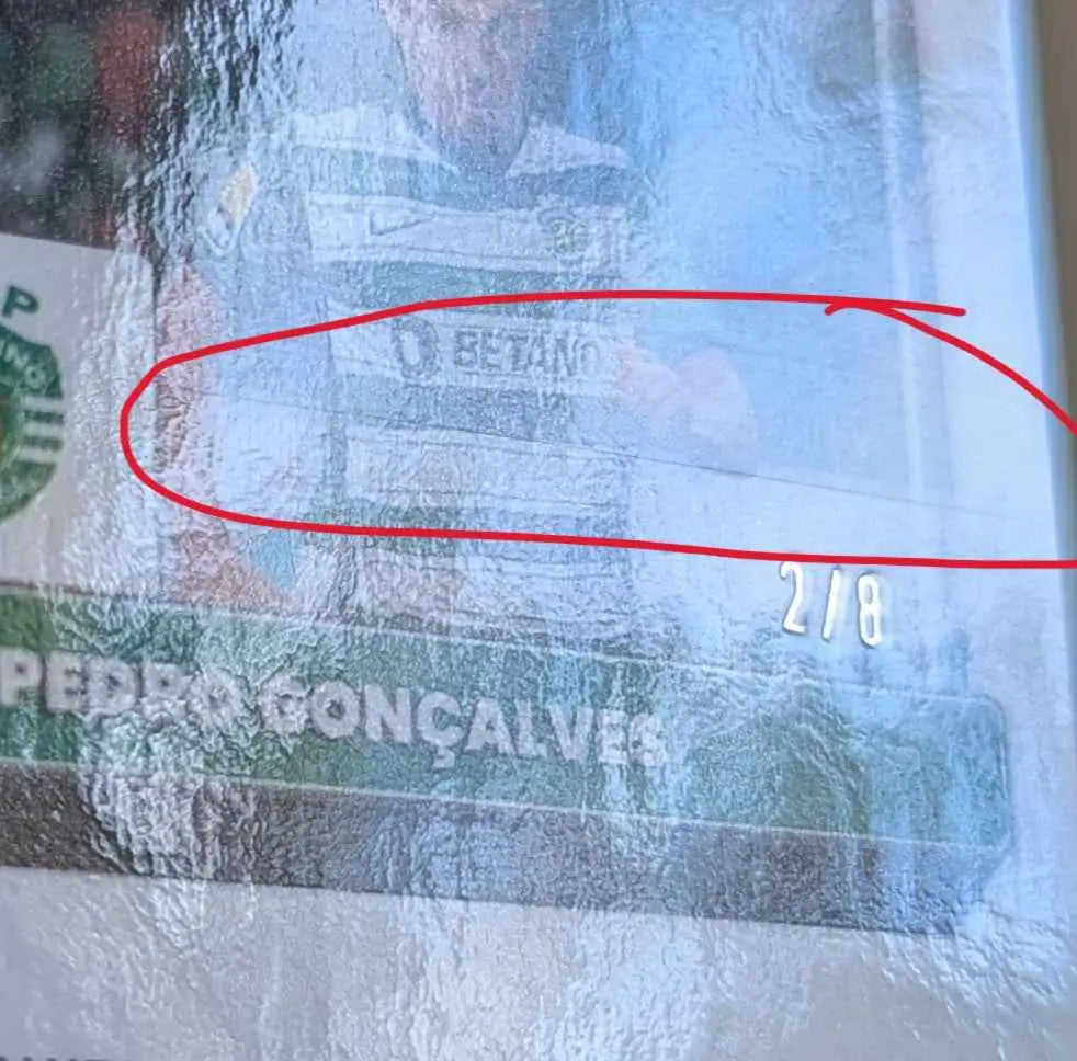 Transluzente strukturierte tradingkarte mit fußballspieler in grün-weiß gestreiftem betano-trikot pedro goncalves 2022-23