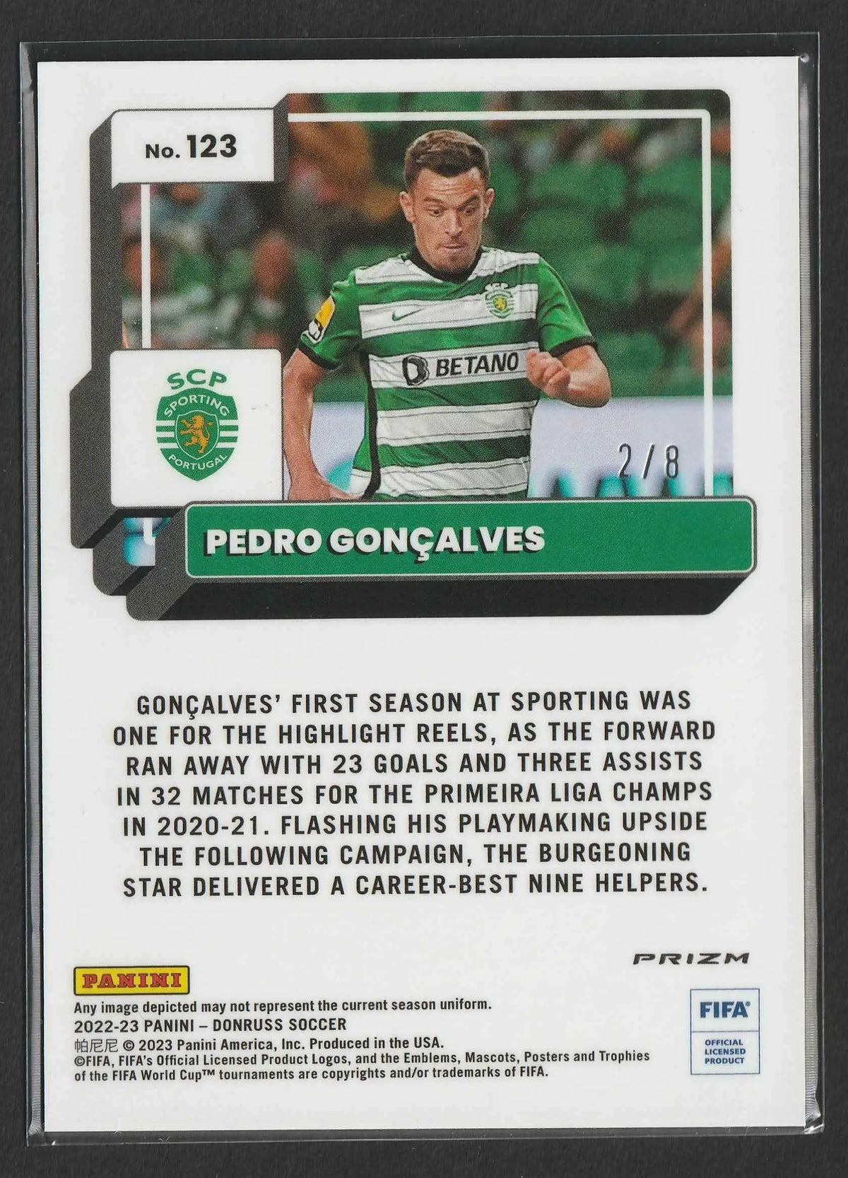 Grün weiß gestreiftes fußballtrikot mit schwarzem kragen und betano sponsor logo auf der brust, pedro goncalves 2022 23 panini donruss optic dragon prizm 2 8 123