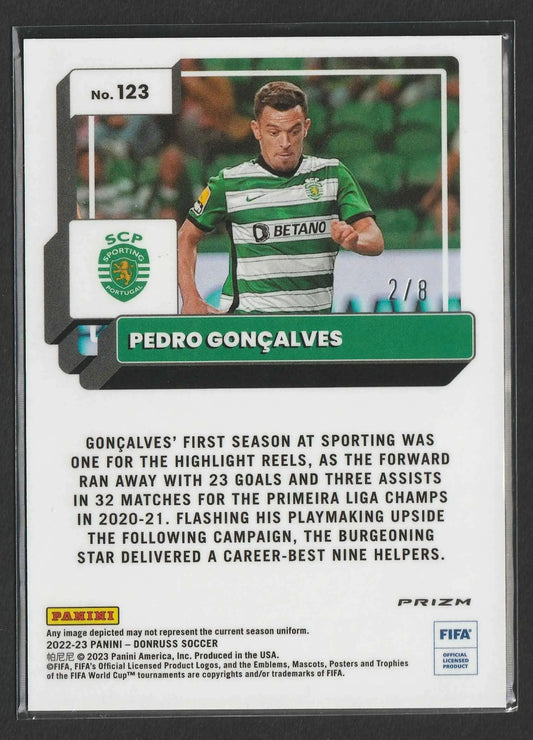 Grün weiß gestreiftes fußballtrikot mit schwarzem kragen und betano sponsor logo auf der brust, pedro goncalves 2022 23 panini donruss optic dragon prizm 2 8 123