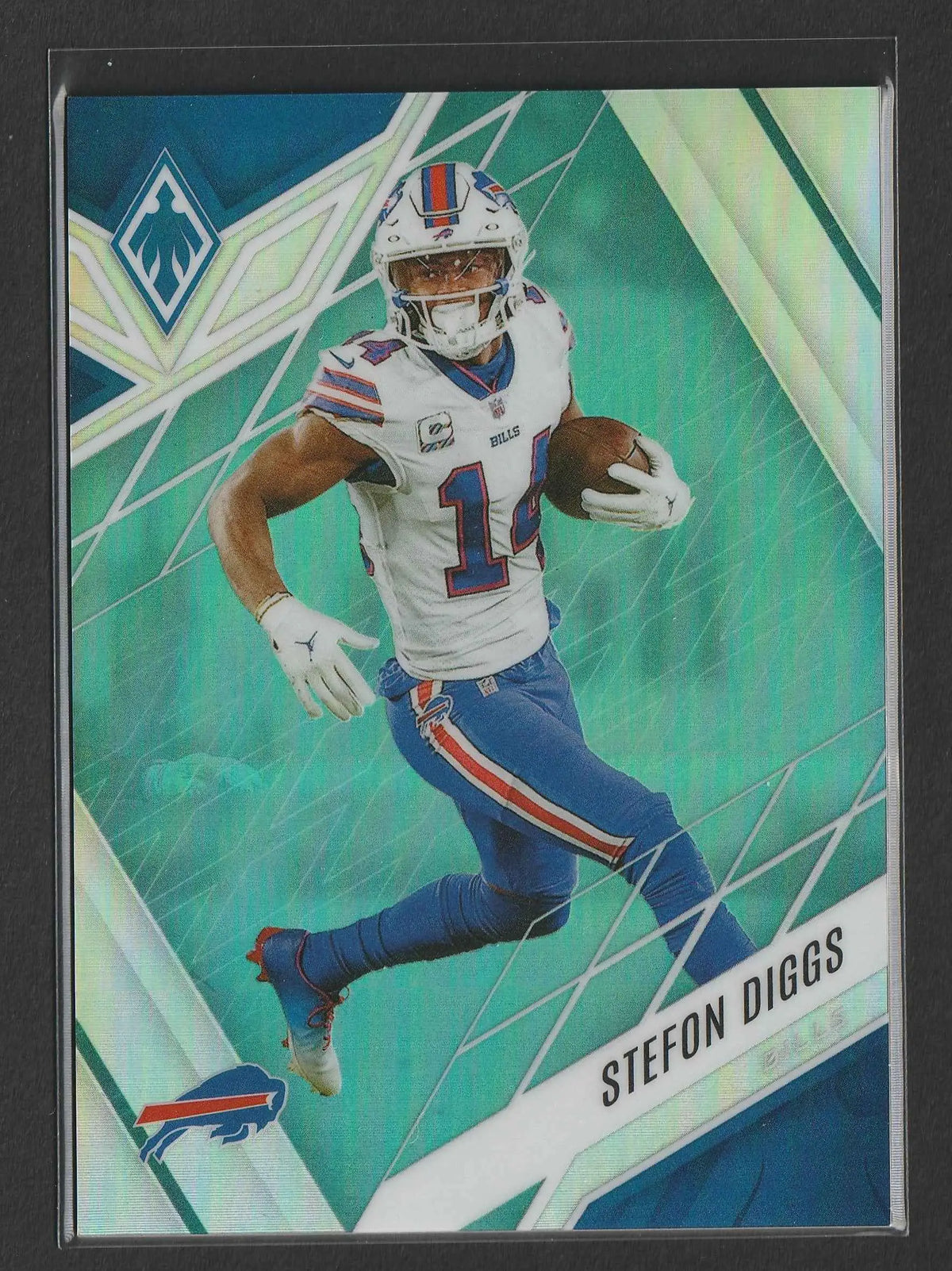 Stefon Diggs 2022 Panini Phoenix teal footballkarte in weißem Buffalo Bills Trikot mit Helm und Ball