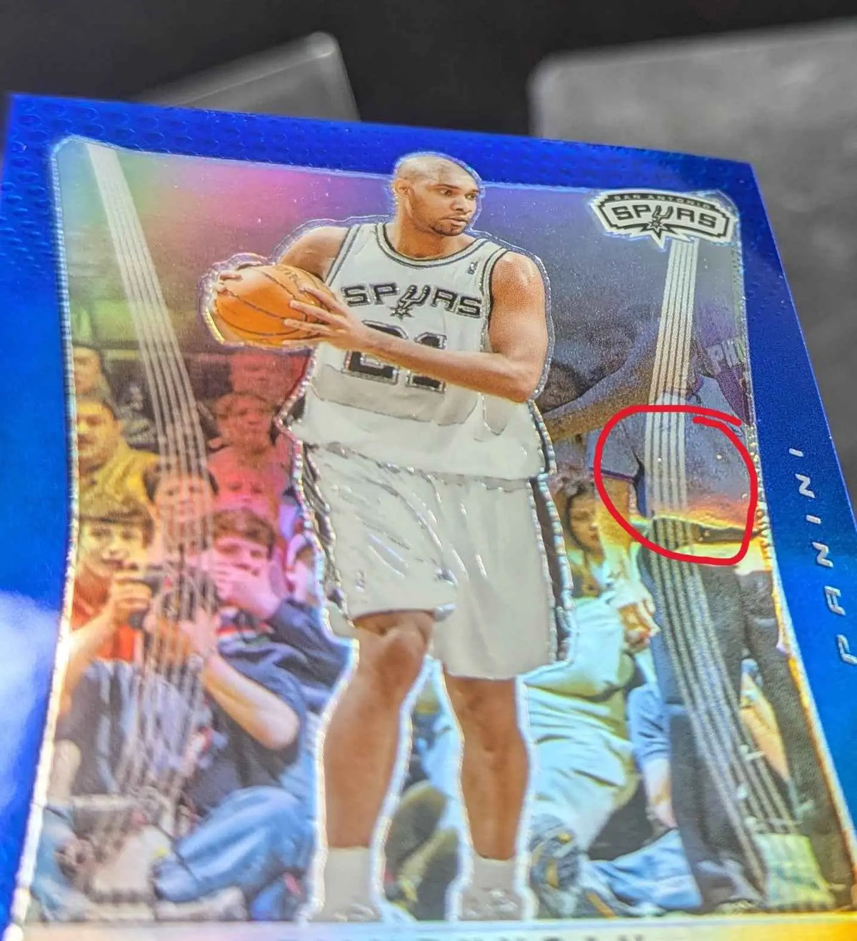 Ein schimmernder blauer holografischer tim duncan basketball trading card von panini prizm 2023-24 mit san antonio spurs player