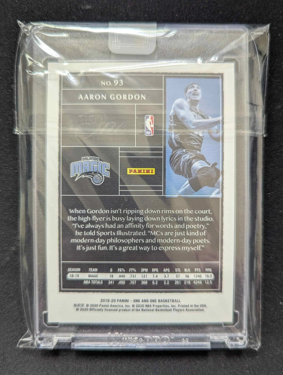 Aaron Gordon 2019-20 Panini One and One base uncirculated Basketballkarte mit schwarzweiß-Aktionsbild des Orlando Magic Spielers