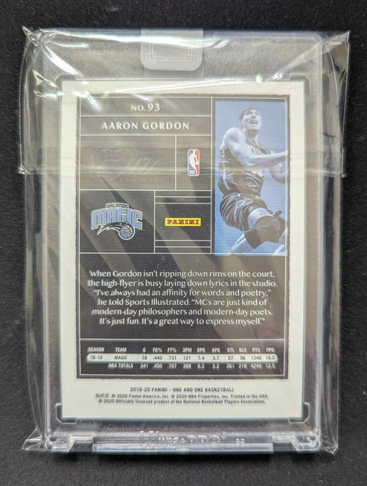 Aaron Gordon 2019-20 Panini One and One base uncirculated Basketballkarte mit schwarzweiß-Aktionsbild des Orlando Magic Spielers