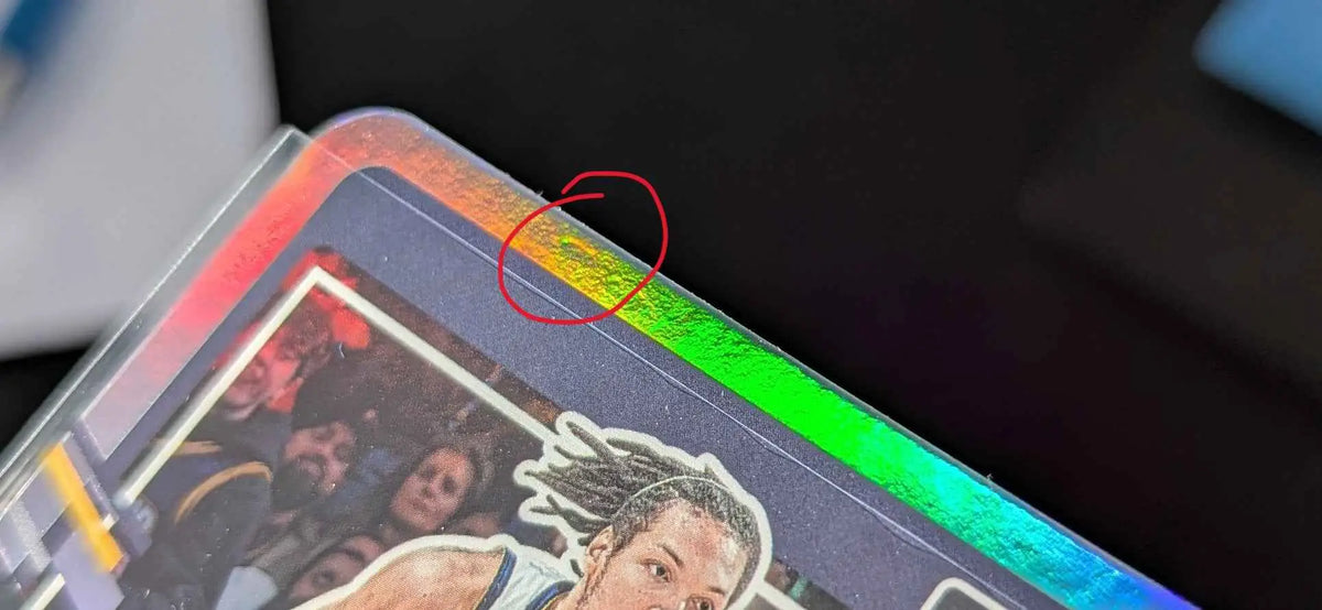 Ein vibrant holographischer basketball trading card mit irisierendem regenbogenrahmen und schutzhuelle von panini
