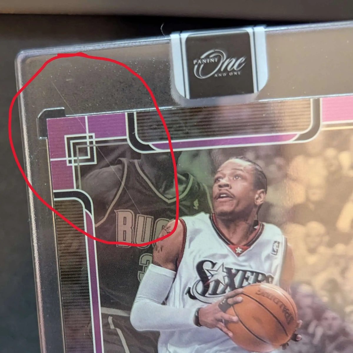 Dies ist eine panini one and one basketball trading card mit allen iverson in seinem philadelphia 76ers jersey