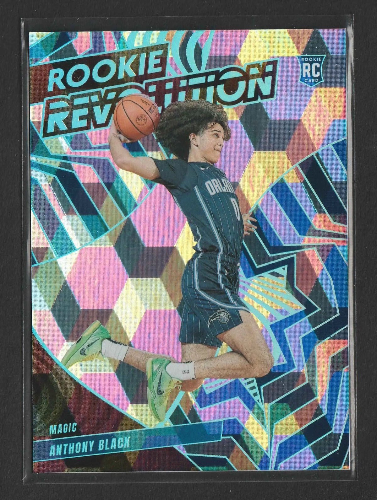 Eine leuchtende holographische basketball trading card von anthony black im dunkelblauen orlando magic trikots mit weißen nadelstreifen und neongrünen sneakers