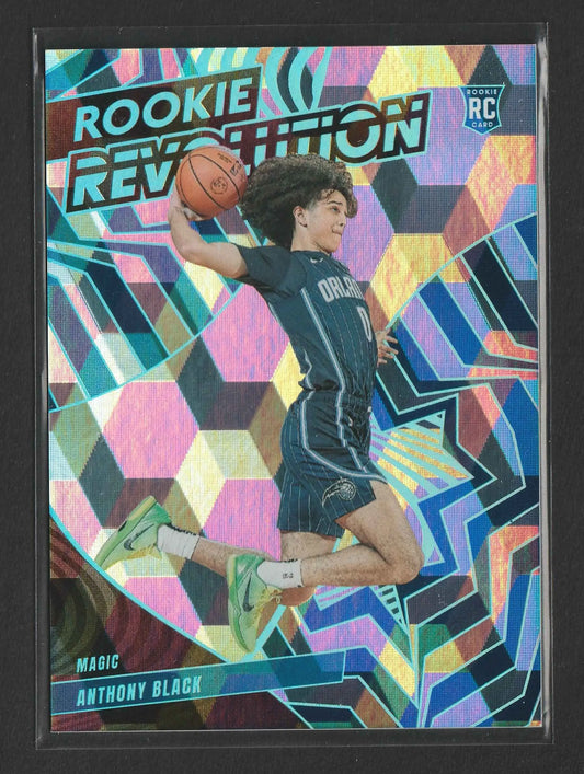 Eine leuchtende holographische basketball trading card von anthony black im dunkelblauen orlando magic trikots mit weißen nadelstreifen und neongrünen sneakers