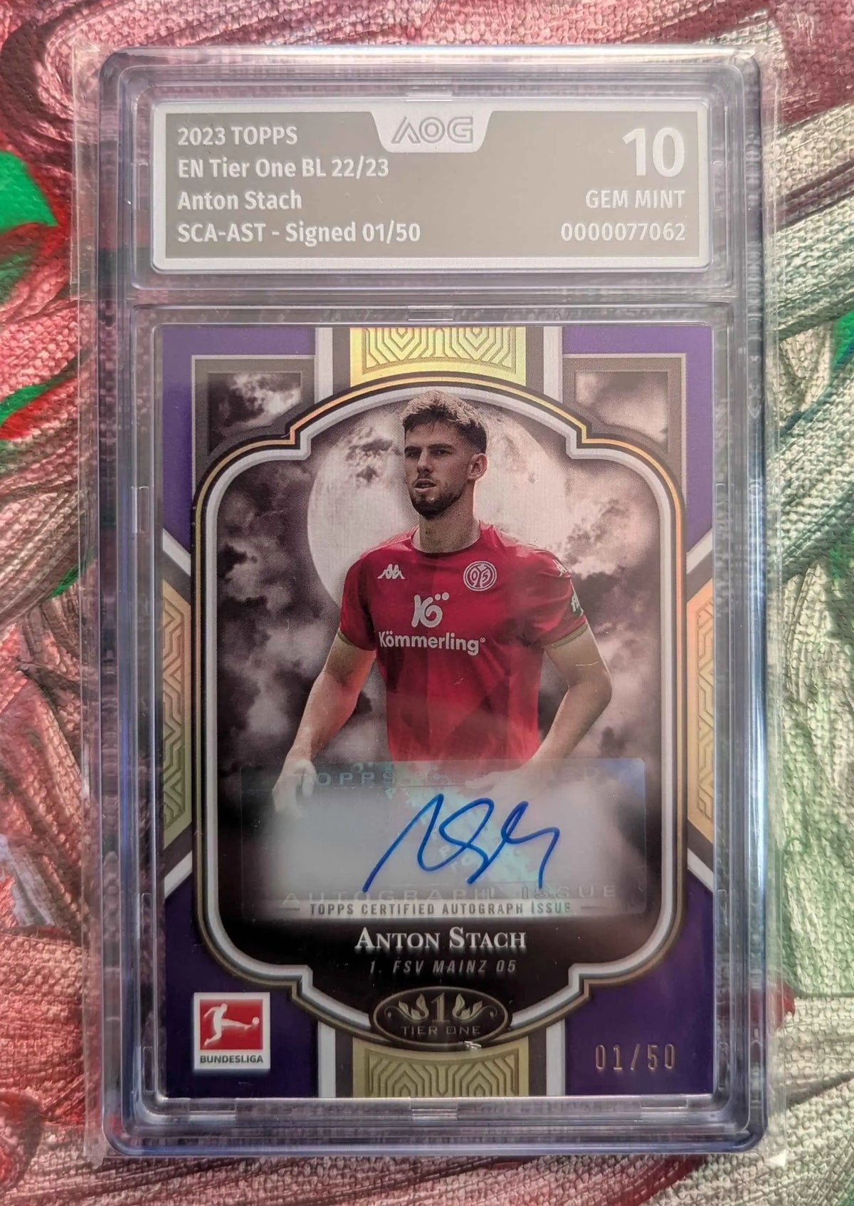 Anton Stach 2023 topps tier one bundesliga purple scarecrow sammelkarte in rot mit gold und lila akzenten, handsigniert