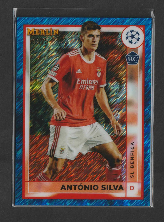 António Silva 2022-23 Topps Merlin UEFA Club Competitions karte zeigt rotes und weißes adidas fußballtrikot mit emirates fly better logo