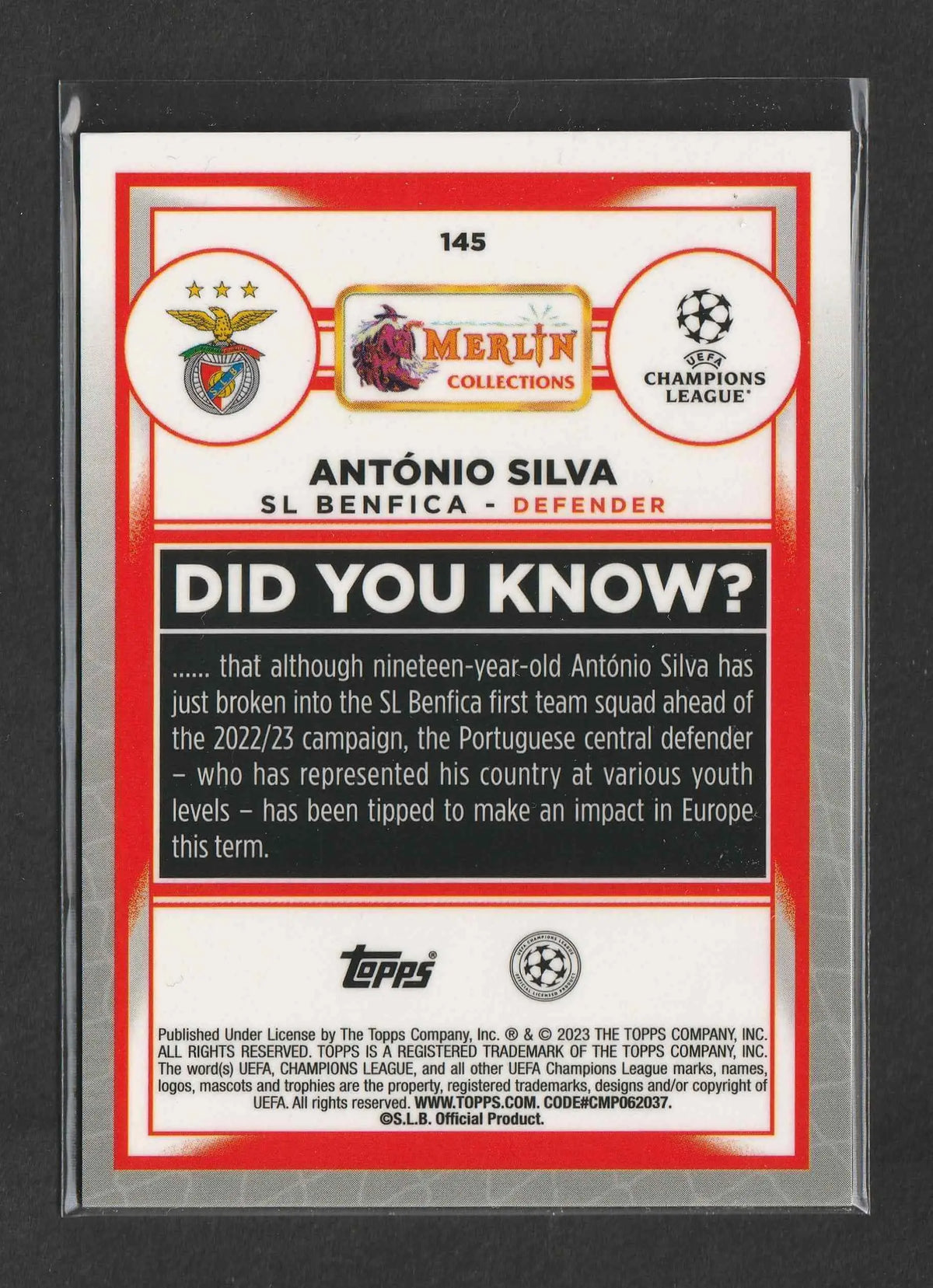 Rote und weiße fußball trading card von antónio silva sl benfica in transparenter schutzhülle 2022-23 topps merlin uefa