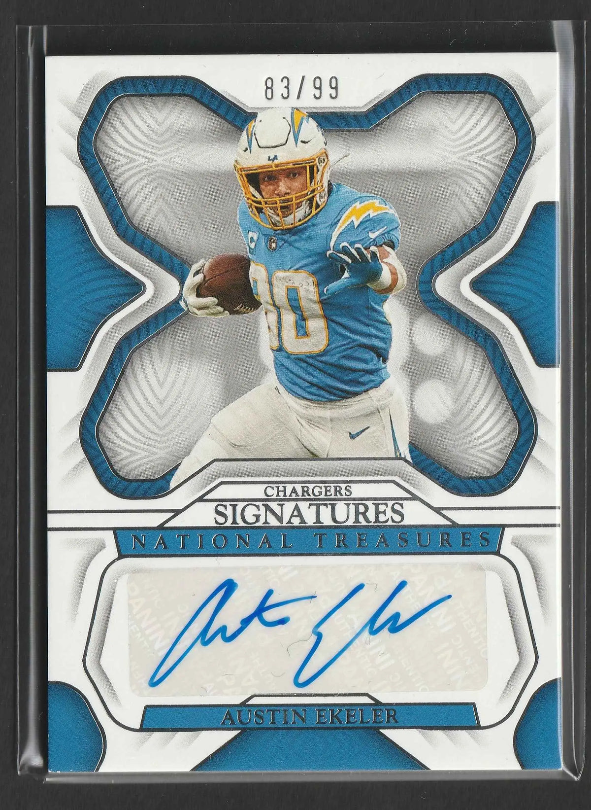 Blau weißer football trading card von austin ekeler im chargers trikot mit autograph 2022 panini national treasures 83 von 99