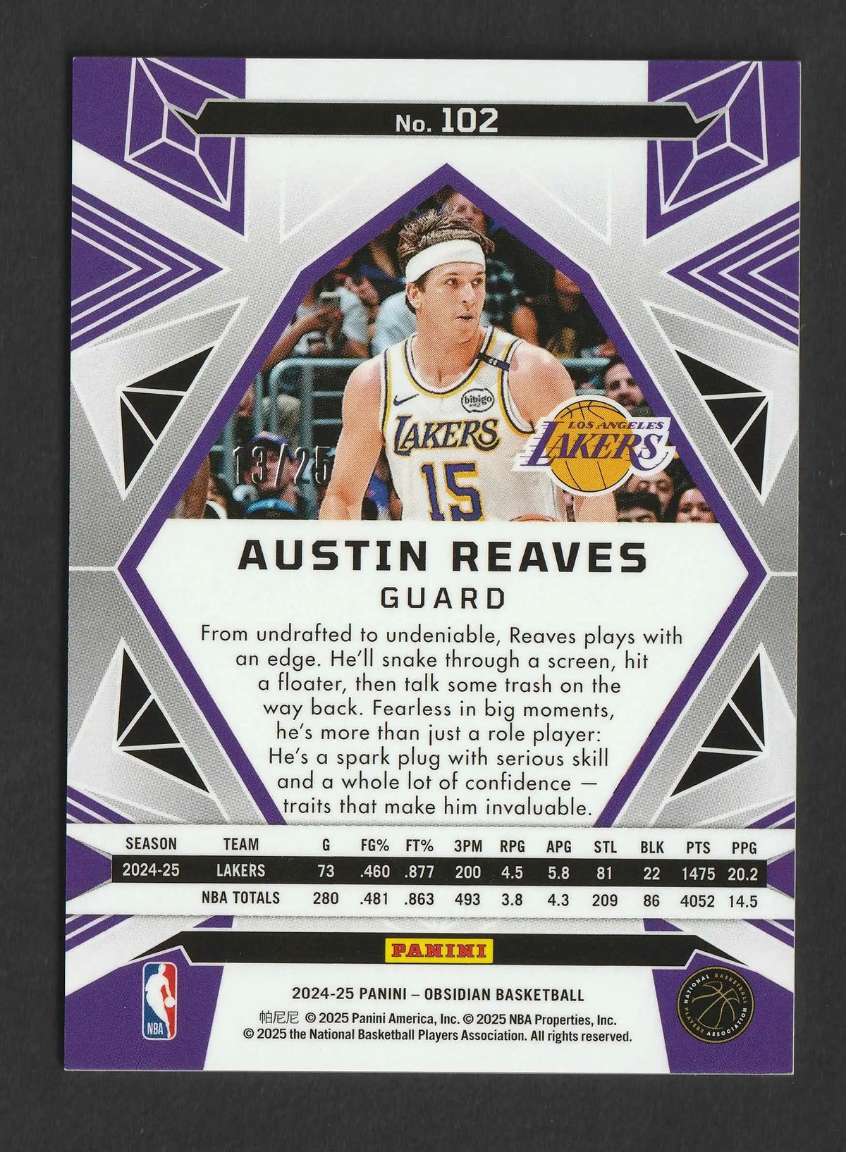 Purple und silber geometrisches basketball-trading-card featuring austin reaves in weißem lakers-trikot nummer 15