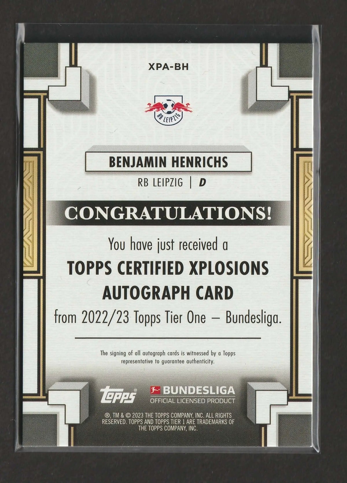 Benjamin henrichs 2022 23 topps tier one bundesliga xplosions red autograph card in schwarz weiß in schutzfolie